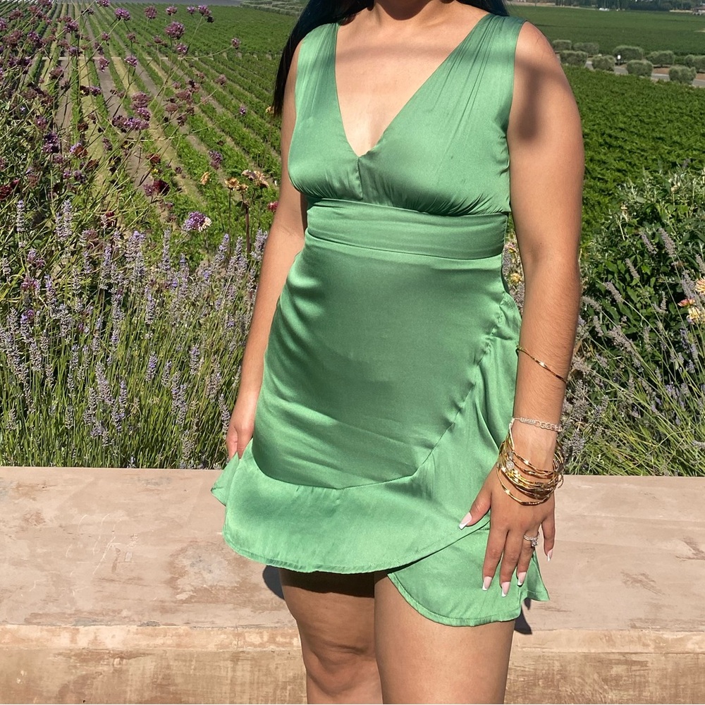 Elegant Green V-Neck Dress